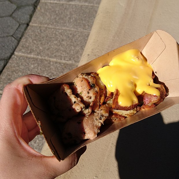 クリスマス限定のベイクドポテトはチキン入り とろとろのチーズとバジルがよく合います ハドソンリバー ハーベスト