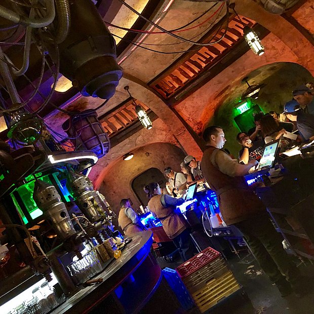 宇宙の彼方で楽しむカクテルはスターウォーズの世界感満載 懐かしのドジな彼も再就職 オーガのカンティーナ フロリダ