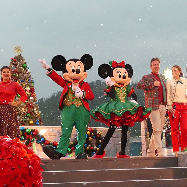 キャラクター総出演の豪華なショー Mickey and Friends Christmastime