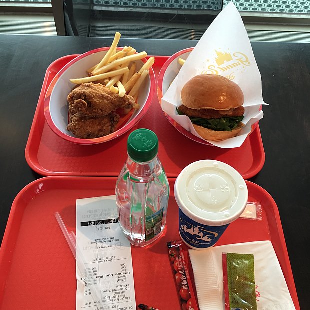 ディズニーランドに来たらまずはチーズバーガー スターゲイザー グリル 上海