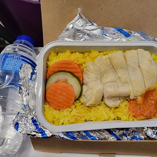 香港エクスプレスのチェックイン、機内食や香港国際空港ディズニー