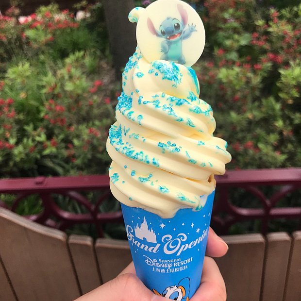 新登場✨スティッチのパイナップル風味ソフトクリーム
