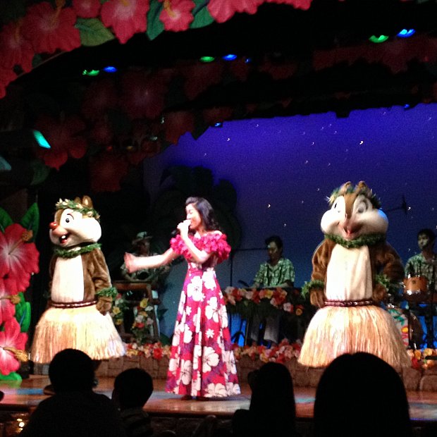 ステージ上でフラを踊るハメになった ミッキーとミニーのポリネシアン パラダイス