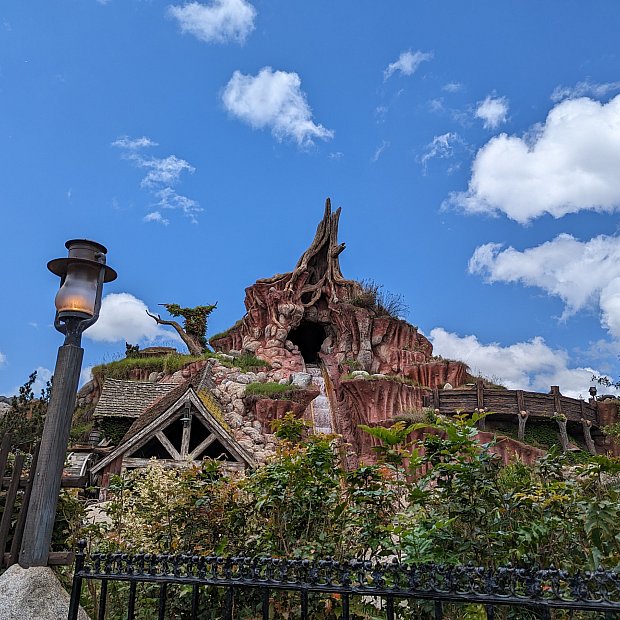 世界で唯一1列乗りのスプラッシュマウンテン（カリフォルニア）