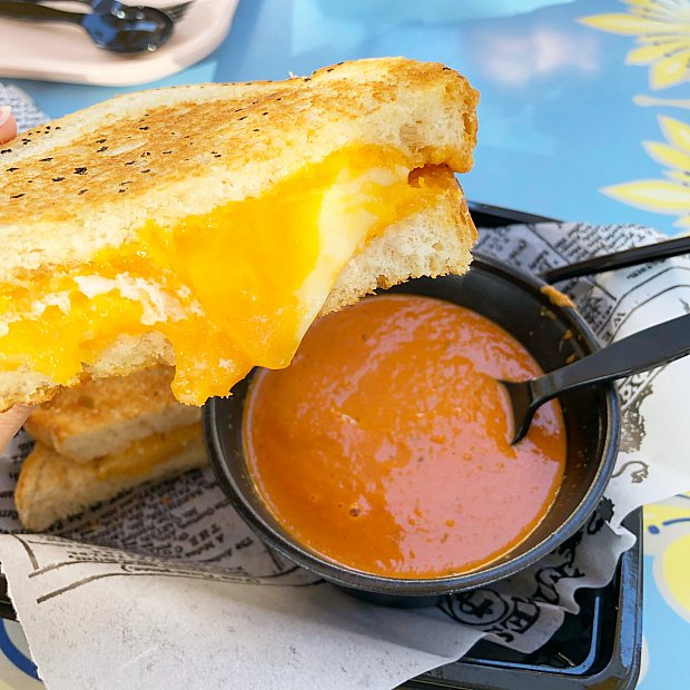 お城を見ながらテラスで優雅に朝食を | ジョリー・ホリデー