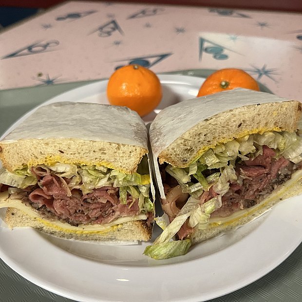 席数も多くておすすめ。美味しいサンドイッチでした♪ フローのV8