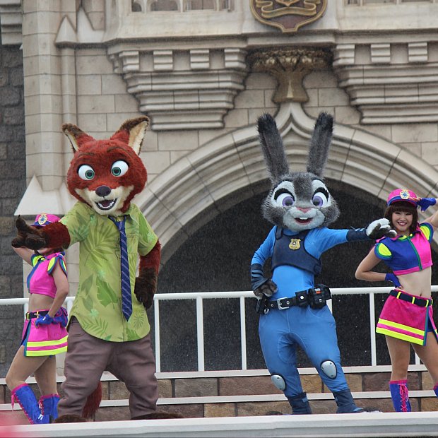 昼間はジュディとニックのジャンピン・スプラッシュ🐰🦊比較的雨にも