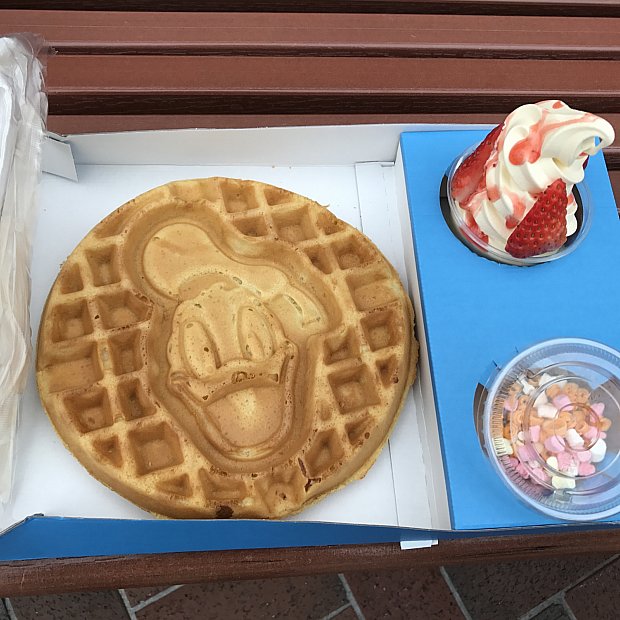 ワッフルはボリューム満点！手づかみだと食べやすいかも？！ イル