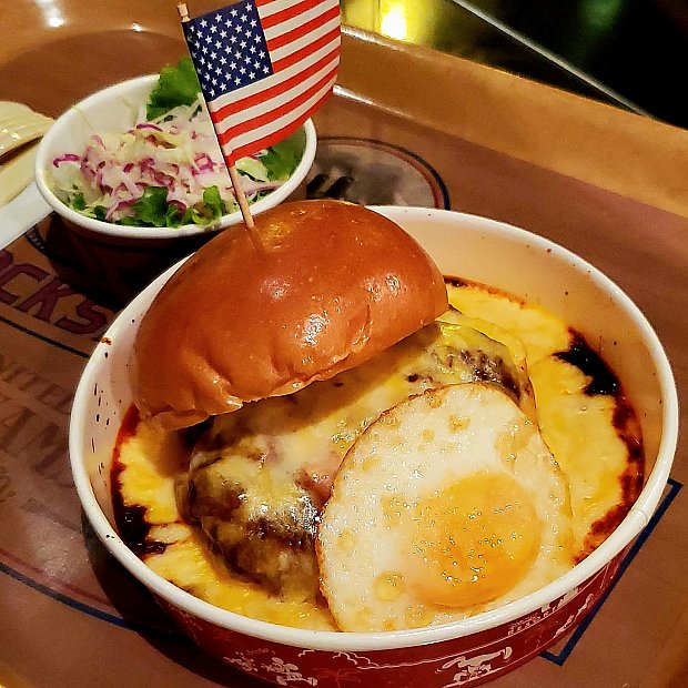 正しい食べ方がわからない！グラタン仕立てのベーコンエッグバーガー