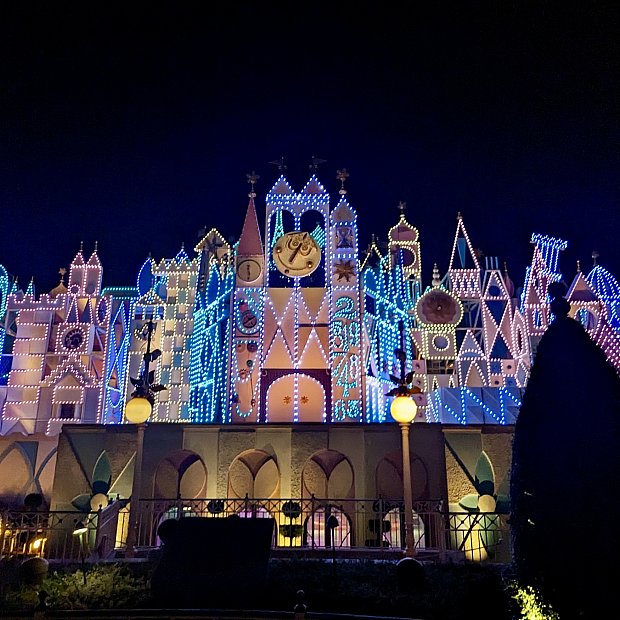 特に夜のライトアップは必見級 | イッツ・ア・スモールワールド（香港）