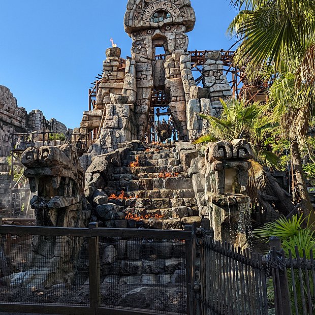 世界のディズニーパークでも一回転するローラーコースターは貴重