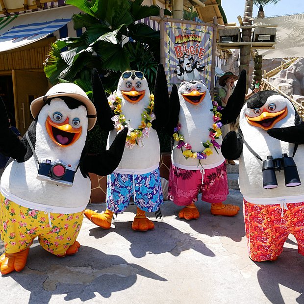 スイカ柄水着のミニオンや夏を満喫しているペンギンズに会えました キャラクター グリーティング シンガポール