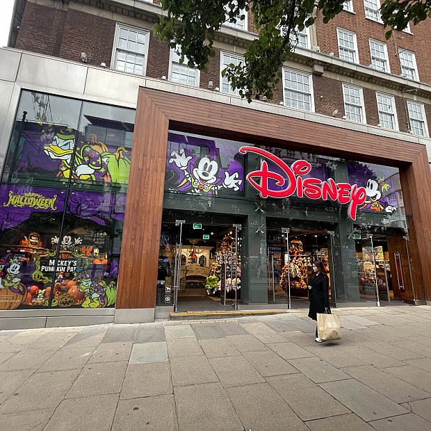 2024ロンドンディズニーストアのハロウィーン商品と、ヒースロー空港