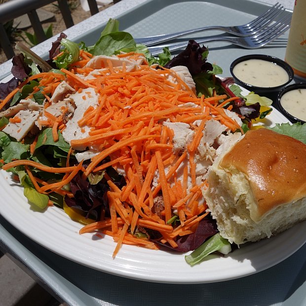 カーズランドで食事するなら絶対にココ！ フローのV8カフェ