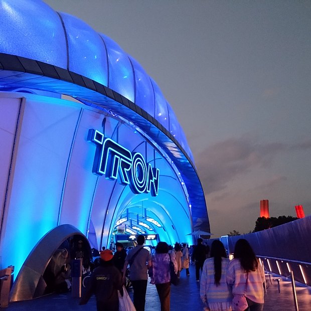 本当にバイクに乗ってゲームに参加している気分！ トロン・ライト