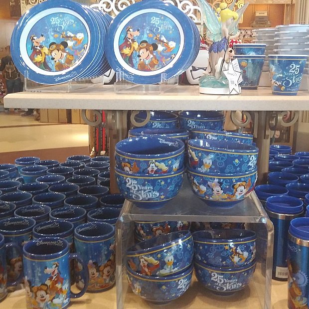 25周年グッズの販売状況 パリ