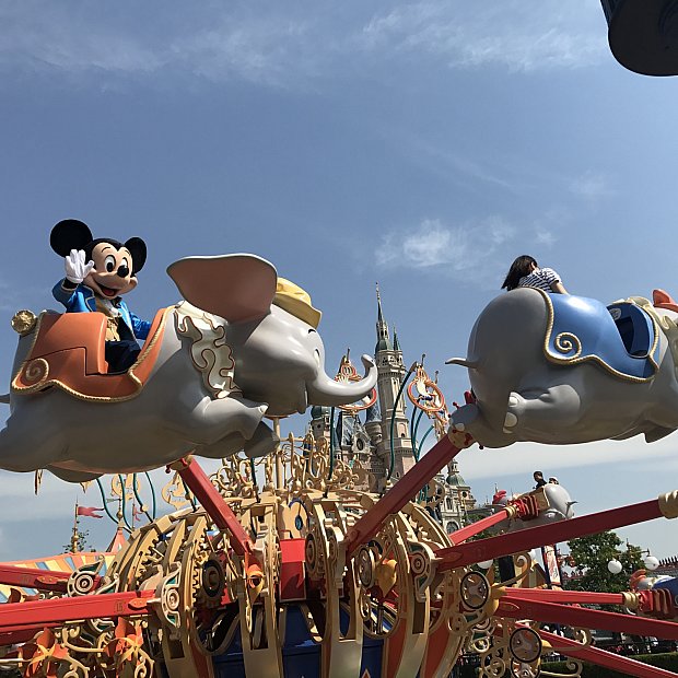 ダンボに乗るミッキーに会えるかも！？ | 空飛ぶダンボ（上海）