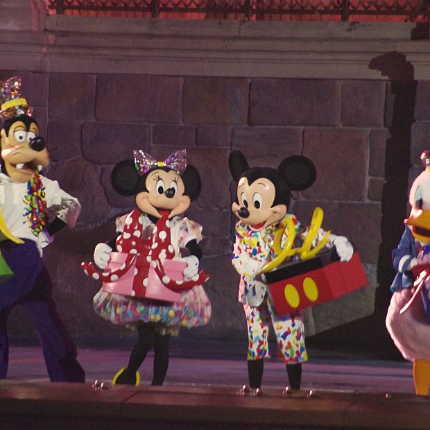 可愛い衣装と豪華な花火でお祝い 上海ディズニーのミッキー90周年イベント