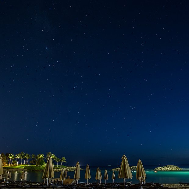 深夜のビーチで星を眺めてみよう（アウラニ）