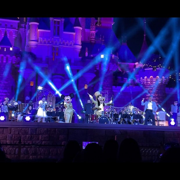 ミッキーじゃなくて〇〇がドラムを叩く！香港パークのクリスマス特別