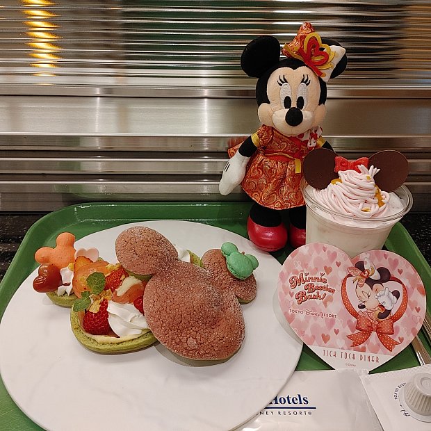 ミニーちゃん色の可愛いサンドイッチとスペシャルドリンク | チック