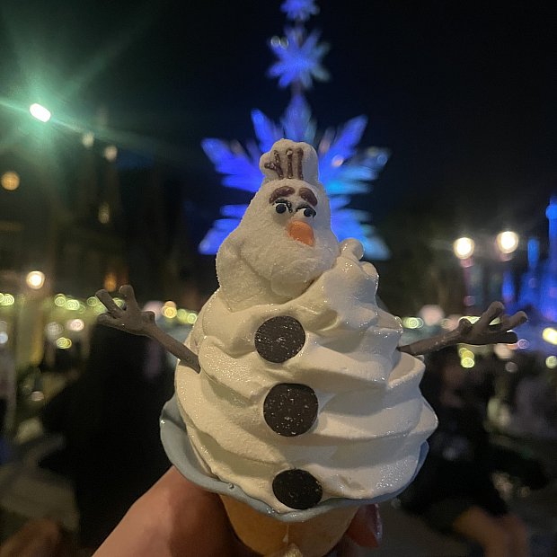アナ雪モチーフのスイーツがかわいい！❄️オラフのソフトクリームは