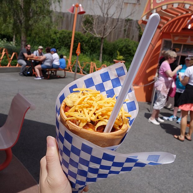 カーズランドらしい軽食スタンドがいっぱい並んでます | コージー