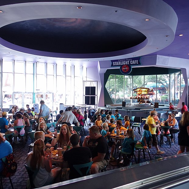 TDL版「トゥモローランド・テラス」にそっくり | コズミック・レイ