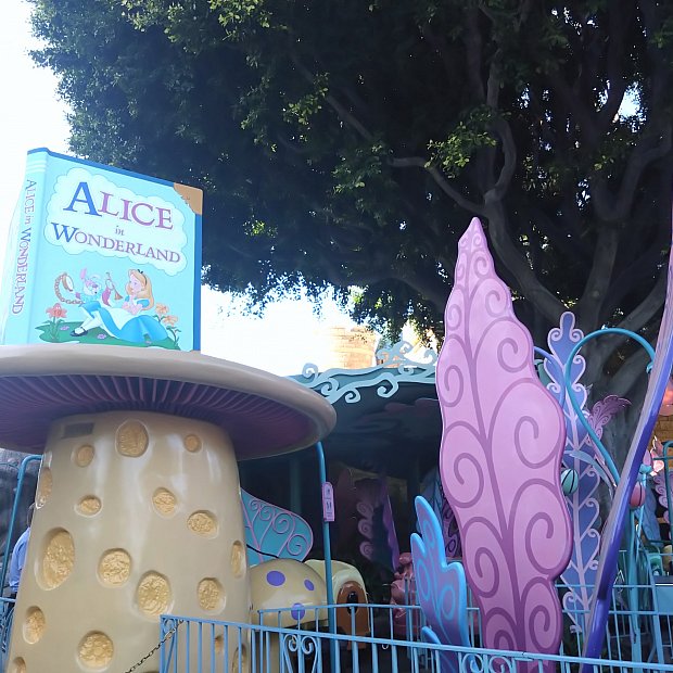 これぞ王道ディズニークラシックのアトラクション！ 不思議の国の