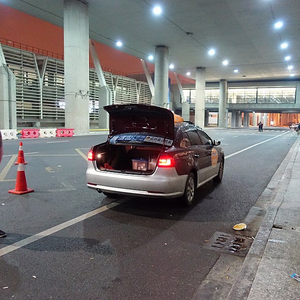 夜明け前のタクシー乗り場は怖すぎる 客引きが大量発生中 上海