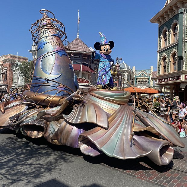 待ち時間15分で立ち見最前列！ダンサブルなパレードを間近で