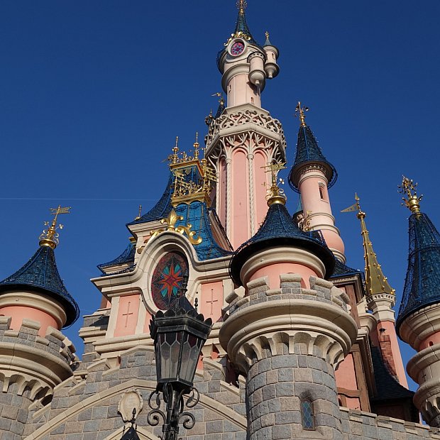 雄大なお城の中身は地下室にドラゴン、1階にショップ2つ、2階に美術館