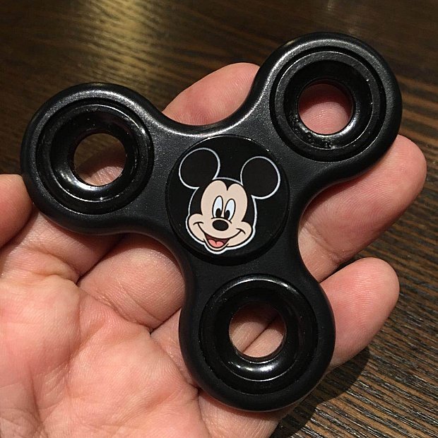 雰囲気はまさにトロン！】ミッキーのハンドスピナー | グッズ・お土産