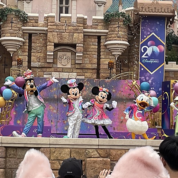 ダッフィーたちは日替わり登場！ノリノリの音楽で盛り上がる20周年記念
