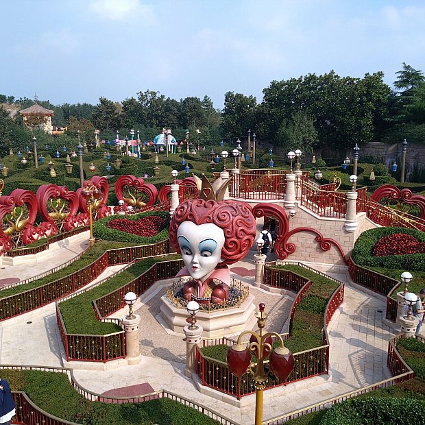 パリと比べて大人で落ち着いた雰囲気！ アリス・イン・ワンダーランド