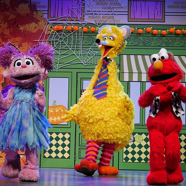 スリラーを踊るエルモたち！豪華なハロウィンのショーでした