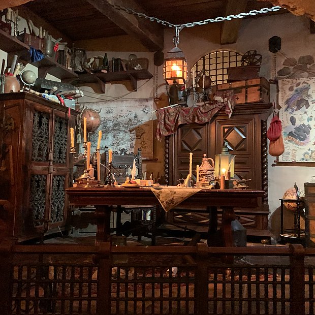 米ディズニーランドの「スモールワールド」と「カリブの海賊」のお土産本、解説本 WDW！】写真に対応したカリブの海賊！（フロリダ）